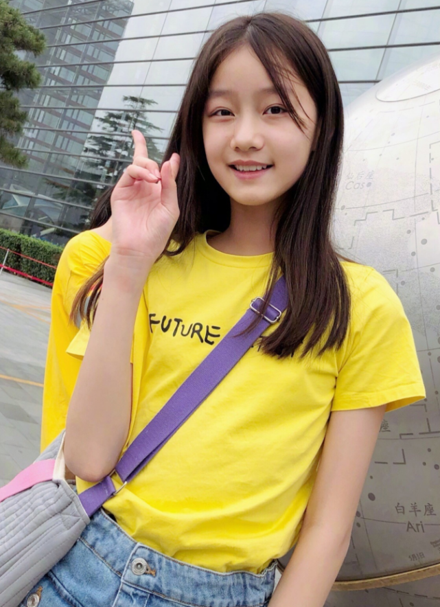 赵薇"女儿"开挂式长大,才12岁就会堆堆袜搭小黄鞋,贼拉腿长