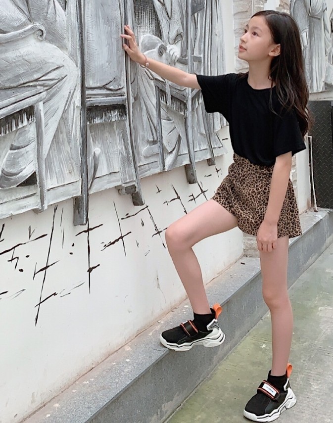 有种"惊艳"叫裴佳欣,10岁穿土掉渣的豹纹裤,这腿长不科学!