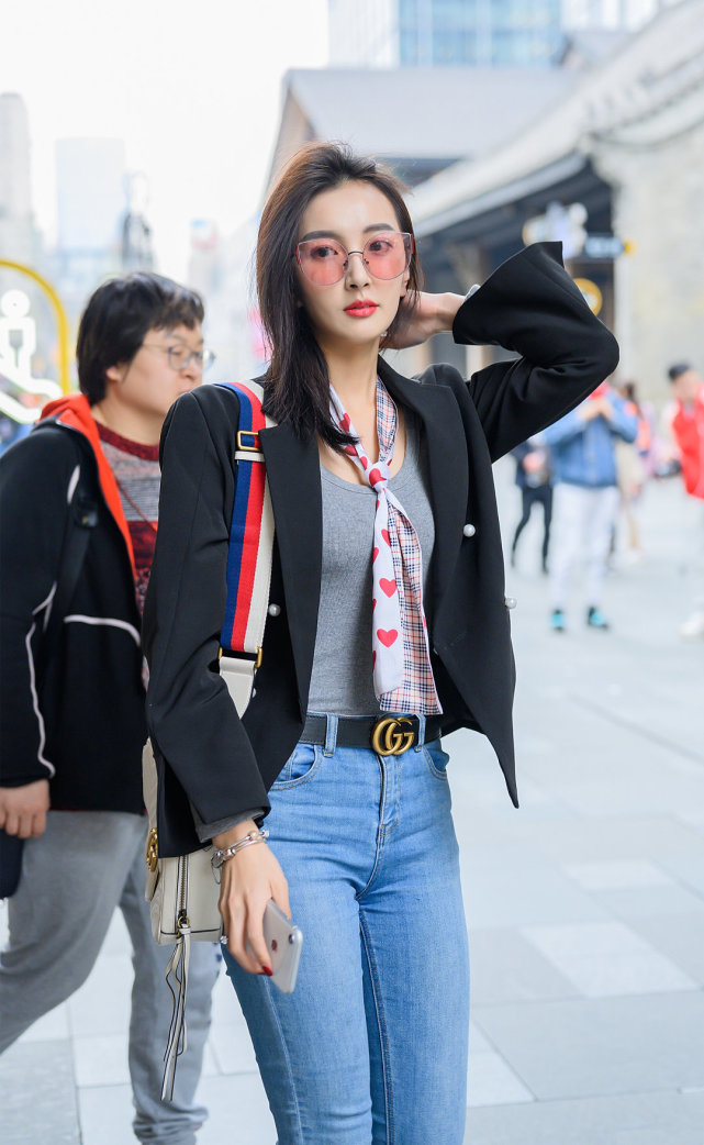 帅气十足的小姐姐