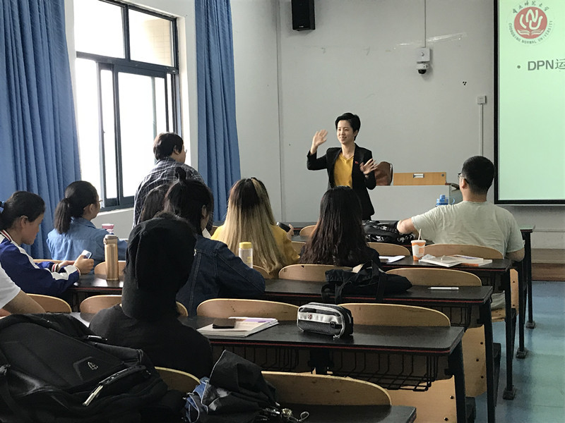 中国首位聋人语言学博士:会英语,中,美手语等多种语言