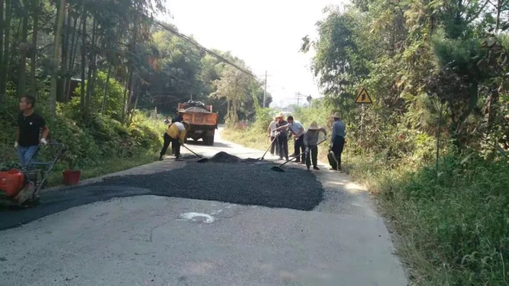 關鎮沙堤村部分鄉村道路坑窪不平,導致百姓出行不便,時常發生翻車事故