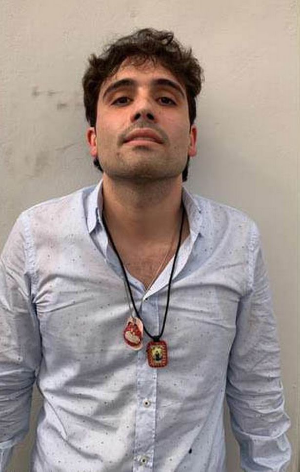 墨西哥警察拦下一辆车发现司机是古斯曼儿子的手下后立即放行