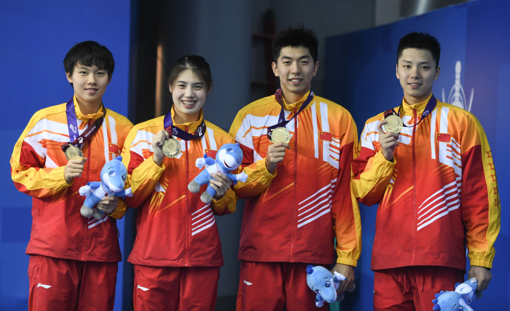 10月23日,中国队选手李广源,闫子贝,张雨霏和杨浚瑄(由右至左)在颁奖