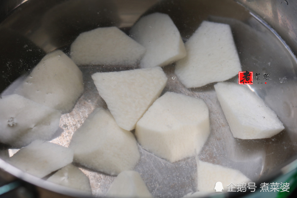 步驟4,開中小火,繼續熬煮15分鐘,接著加入1小勺豬油,增加香味.