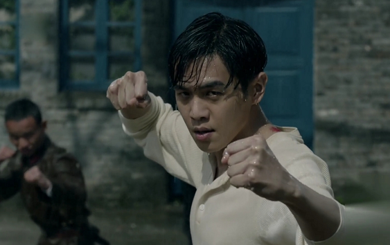 在《谍战深海之惊蛰》剧中最受关注的应该就是张若昀了,他本身就是一