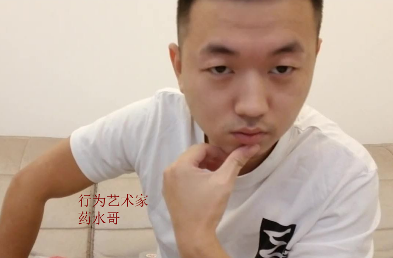 当女生说好吃的时候,药水哥直接说那当然好吃了,因为这是爱的味道.