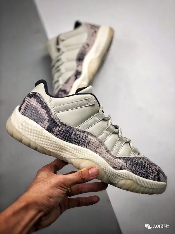 超高颜值白蛇aj11低帮闪亮蛇皮开箱实测