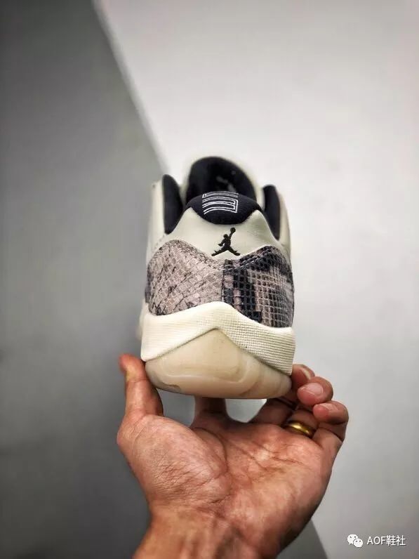 超高颜值白蛇aj11低帮闪亮蛇皮开箱实测