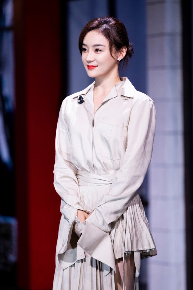 节目组给袁姗姗安排穿旗袍,她选了条最"紧"的,这杨柳腰真实了