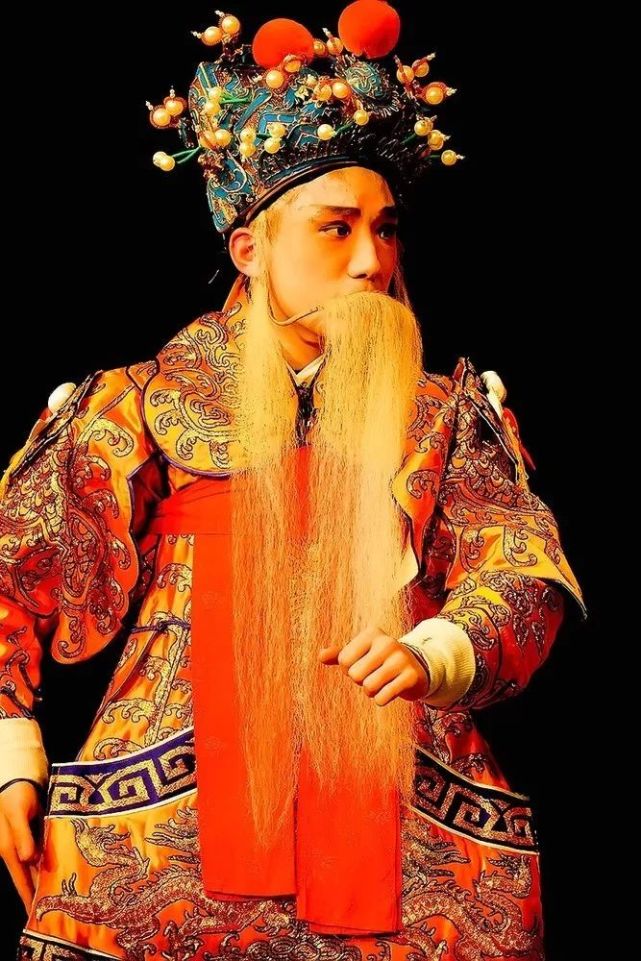 扮演年纪高迈,戴白,麻胡子的老年男性,不分身份,文武.