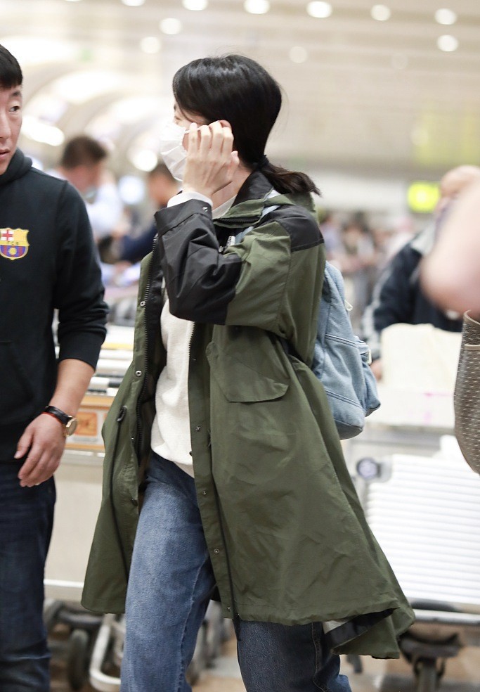 黄磊妻子孙莉现身机场,简约秋装低调出行,42岁了气质很出众