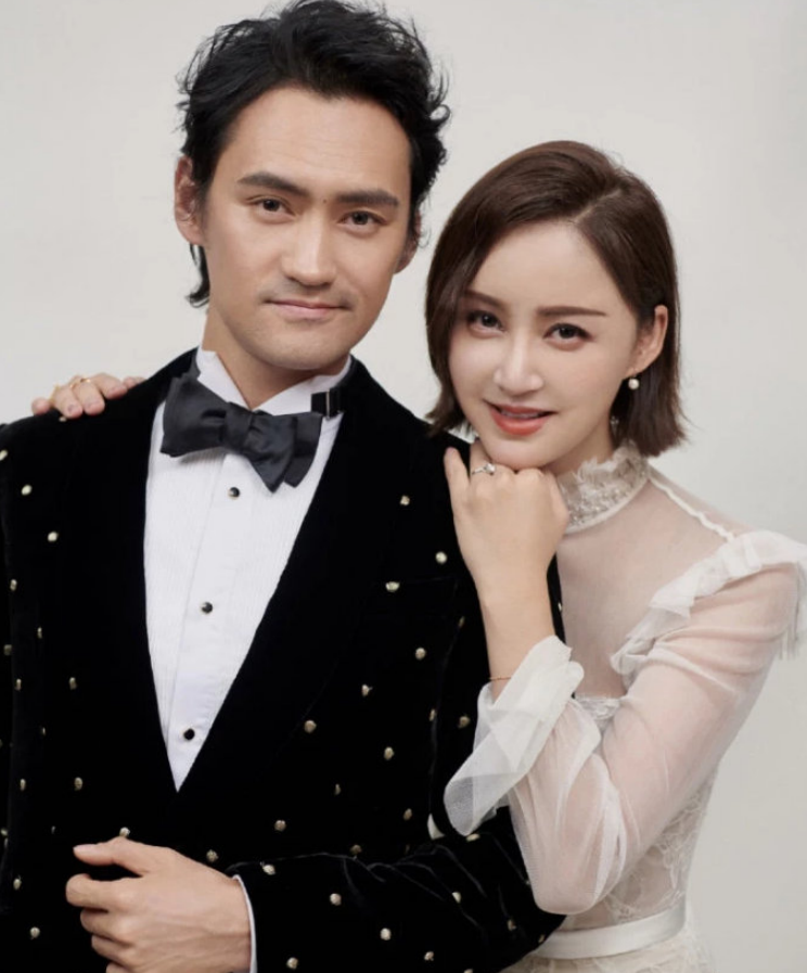 张歆艺的腰细太多了吧跟袁弘牵手同框这腰只有他的12粗