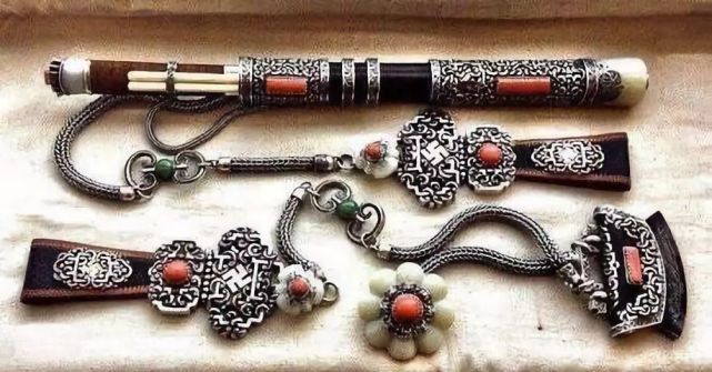 蒙古族男子的配饰|蒙古族|鼻烟壶|戒指