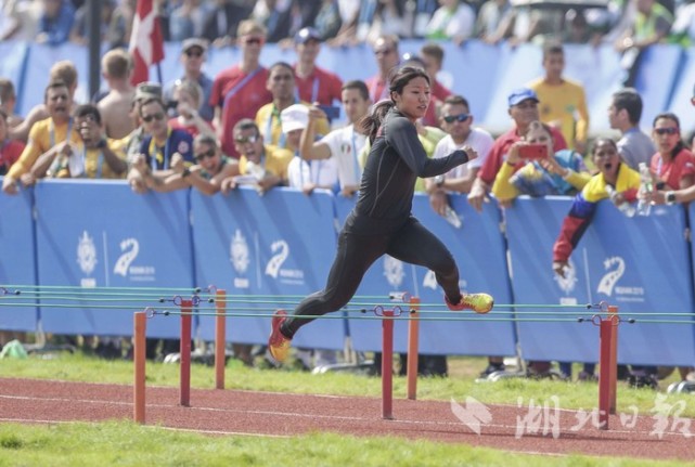 再夺一金!军事五项女子障碍跑接力中国队夺冠