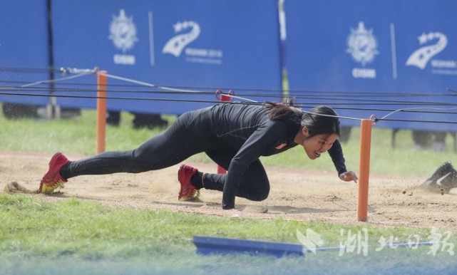 再夺一金!军事五项女子障碍跑接力中国队夺冠