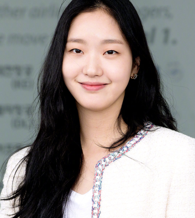 后裔》中有过合作,巧合的手,金高银也曾经和金恩淑作家合作过《鬼怪》