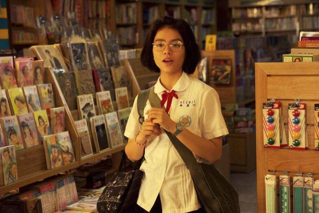 女神宋芸桦的成名作也是出演相貌普通的学生妹,大众款学生头,近视镜