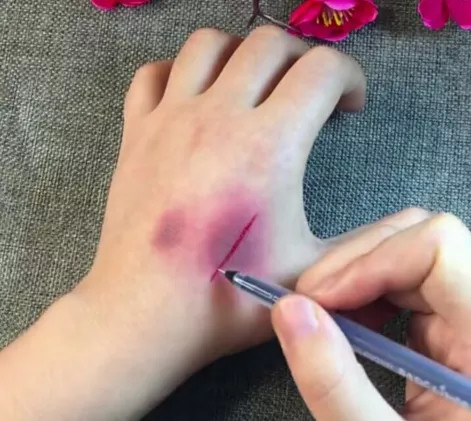 美术生手绘"伤口",成品惊艳众人,网友:手背隐隐作痛