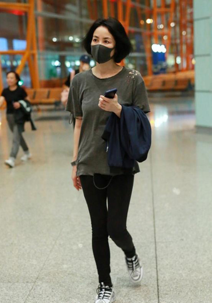 王菲穿破洞t恤现身机场一身基础款穿出高级感天后就是不一样