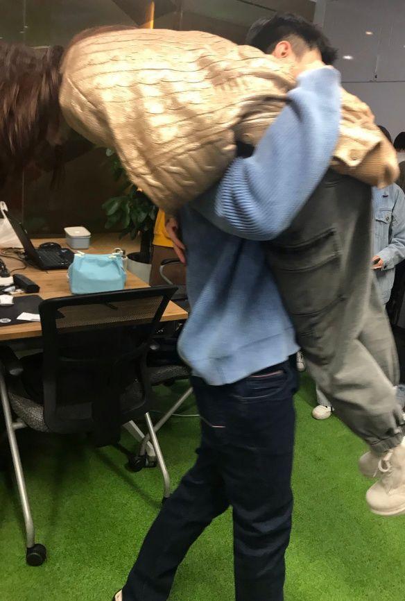 戚薇到底有多瘦?当看到她被"单肩扛"的那一刻,我承认我酸了