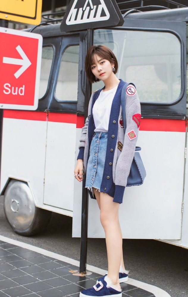 她26岁演高中生大受好评,今穿格纹衬衣配短裤,29岁依旧少女