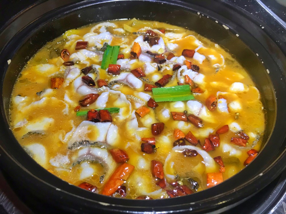 厦门吃酸菜鱼专门店 最鲜美是这一口酸汤