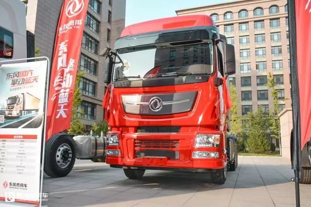 配14升发动机,最大可选600马力,国六版东风天龙旗舰牵引车实拍