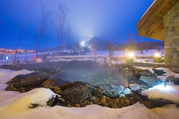 (聚龙温泉群)北方温泉的诱惑在于"泉外雪花飘飘,泉中热气缭绕"远远望