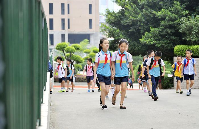 上班路上出事单位负责,学生上学路上出事就需学校负责?