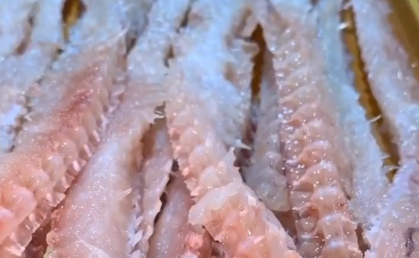 跟隔壁邻居学的烤"鱼刺"方法,软嫩鲜香,比鱼肉还好吃_腾讯新闻