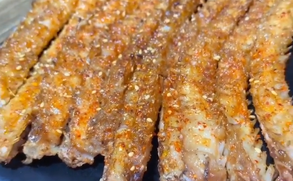跟隔壁邻居学的烤"鱼刺"方法,软嫩鲜香,比鱼肉还好吃_腾讯新闻