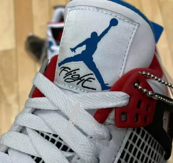 鞋舌两边也是红蓝鸳鸯的对称设计