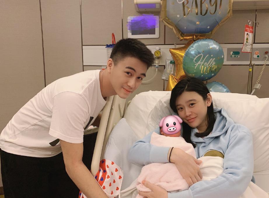 奚梦瑶产子后,抱儿子强打精神与何猷君家人合