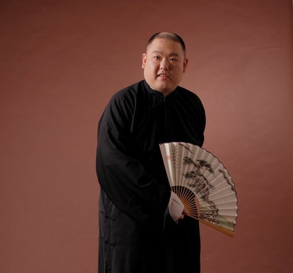 那这个穿着大马褂的光头先生,又是 何方神圣?