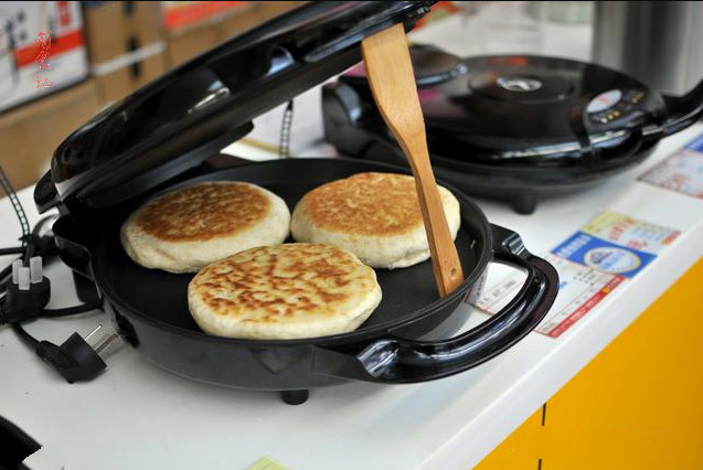 电饼铛烙饼,为什么总发硬!原来错在这里,教你1招,放3天也不硬