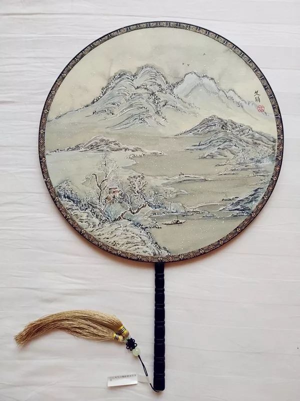 这位手艺人不简单 她用古老的绢丝演绎团扇新的风采 腾讯新闻