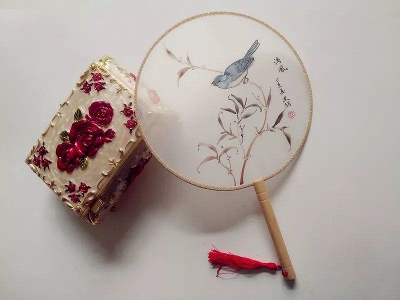 这位手艺人不简单 她用古老的绢丝演绎团扇新的风采 腾讯新闻