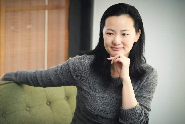 "柏林影后"咏梅再引争议,与王菲初恋结婚,20余年未生子却这样说!