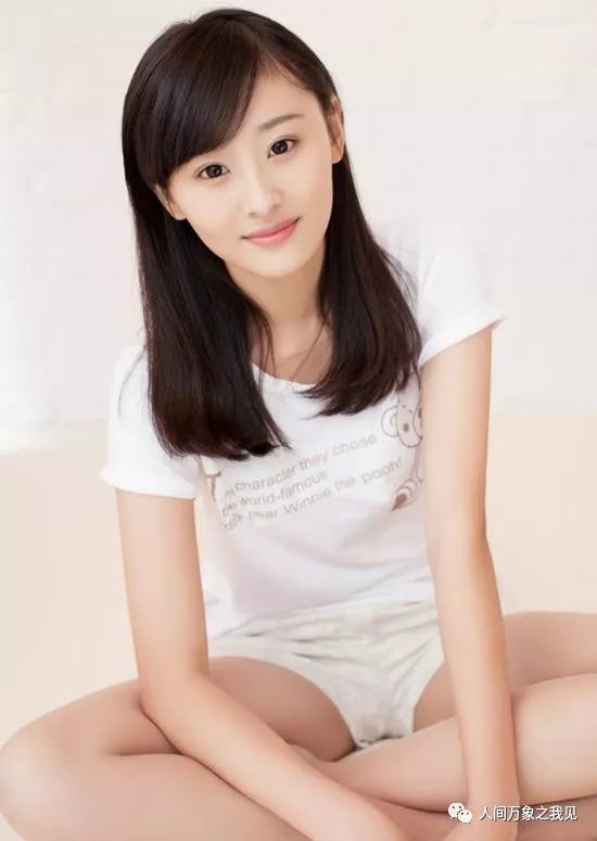 容颜甜美,衣着时尚,外表靓丽,这姑娘天生有一种古典气质