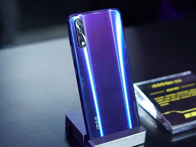 iqoo neo 855版图赏:水滴全面屏 后置三摄