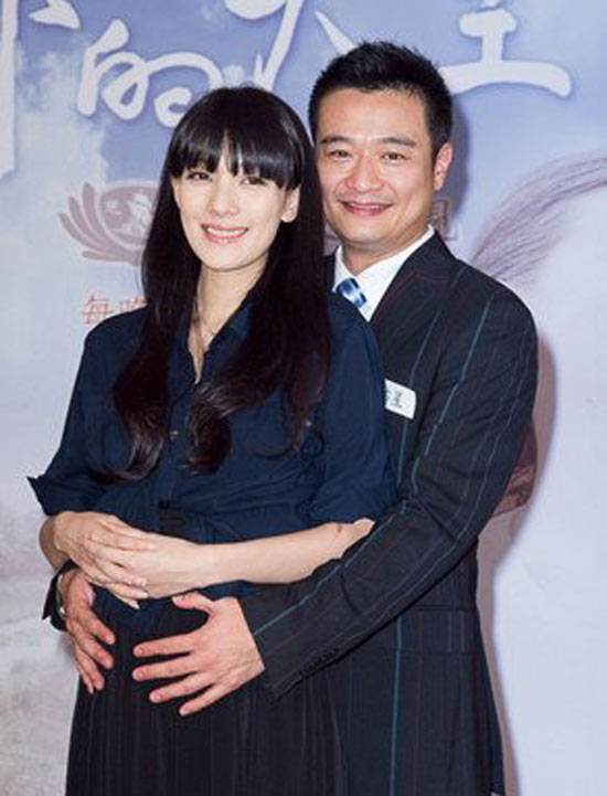 被称台湾"女神杀手",五任女友全是美女,终娶小18岁妻子