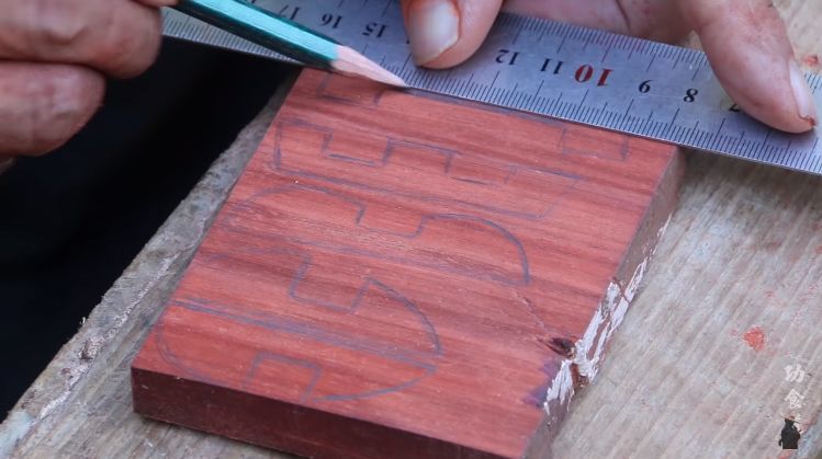 山东|山东有个大爷版李子柒！“玩木头”爆红海外！能造2600年前“鲁班凳”