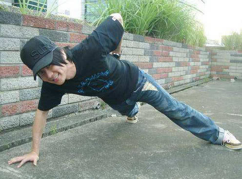 小哥哥一次做多少个俯卧撑才算及格弱鸡男表示太难了