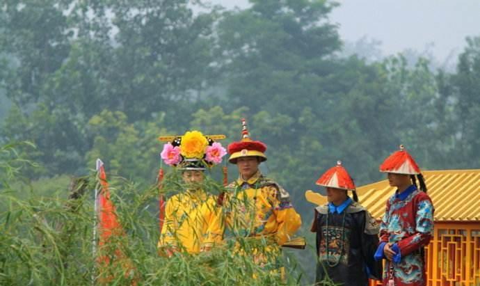 皇帝蹲路边吃西瓜 边吃边夸赞 为何后来派人去暗杀瓜农 腾讯新闻