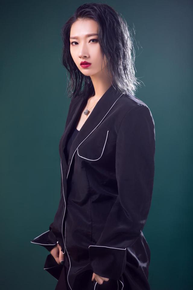 “烟嗓女神”张茜诠释东北姑娘张扬的个性_腾讯新闻