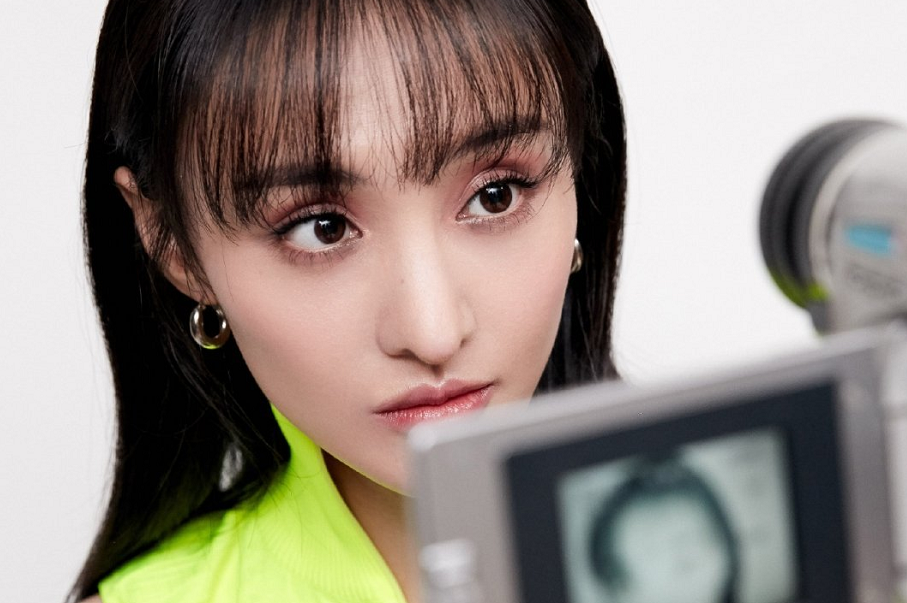 郑爽荧光绿现身活动,鼻子高耸不自然疑似整容,气质全都变了