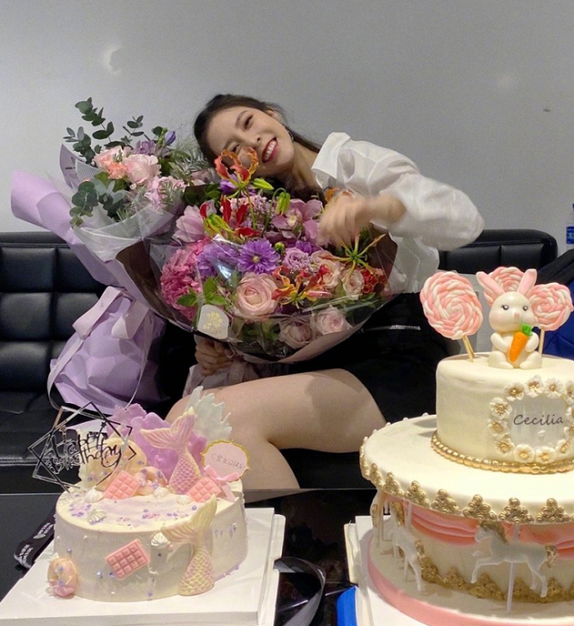 宋妍霏晒生日照私服太辣眼睛引争议一抬手粉丝脸都红了