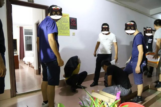 作恶多端的武鸣"府城帮"被连根捣毁,警方押解现场群众拍手称快!