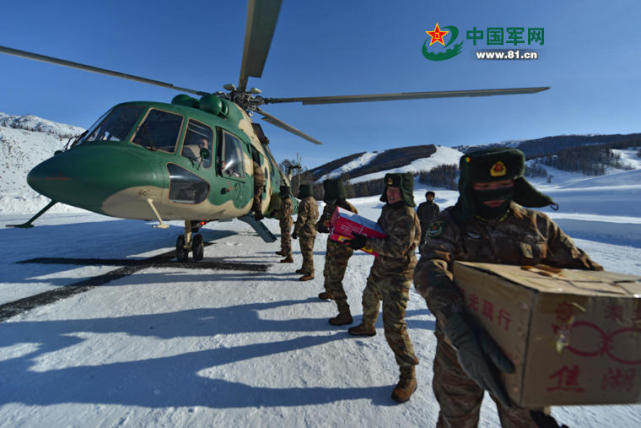 解放军出动直升机,为边哨官兵送年货