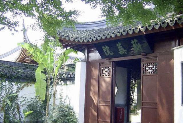 揣度元春心思元春派太监夏忠到荣府下了一道谕:"命宝钗等在园中居住